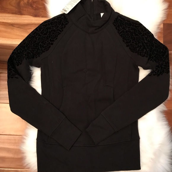 Nwt lululemon Floral flock pullover black size 2 - Picture 3 of 8